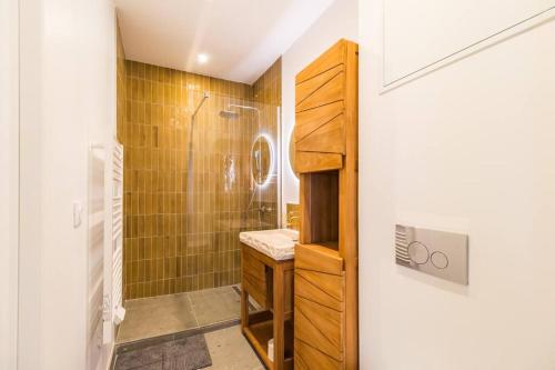 een badkamer met een douche en een wastafel bij Le Quai des Vacances - Lannion proche gare in Lannion
