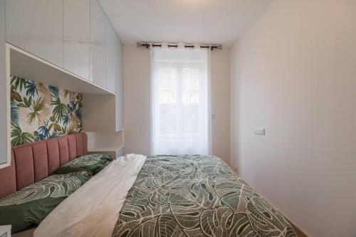 een slaapkamer met een bed en een raam bij Le Quai des Vacances - Lannion proche gare in Lannion
