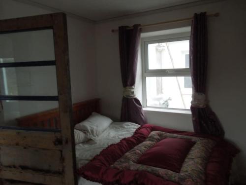 - une chambre avec des lits superposés et une fenêtre dans l'établissement Durrus, à Durrus