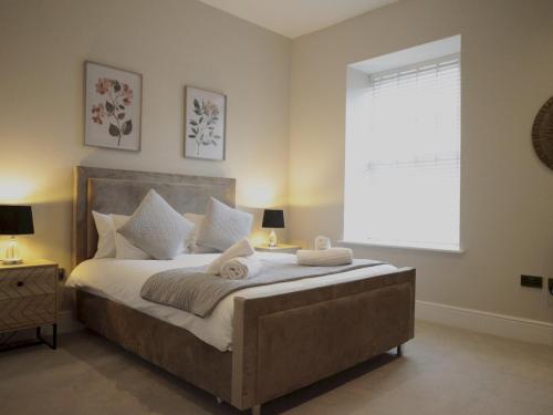 Ένα ή περισσότερα κρεβάτια σε δωμάτιο στο Apartment 5 Old Conservative Club in Historic Town - Pass the Keys