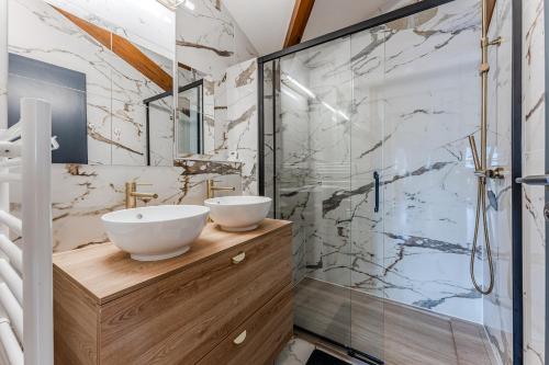 a bathroom with two sinks and a shower at Maison Ostrea - Gujan in Gujan-Mestras