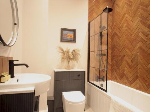 Ένα μπάνιο στο Apartment 5 Old Conservative Club in Historic Town - Pass the Keys