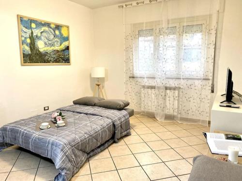 a bedroom with a bed and a television in it at Casa di Sara in Stiava