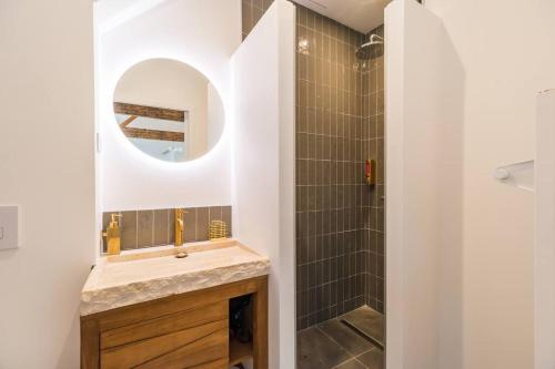 La salle de bains est pourvue d'un lavabo et d'une douche. dans l'établissement Grand studio lumineux proche gare Lannion et plage, à Lannion