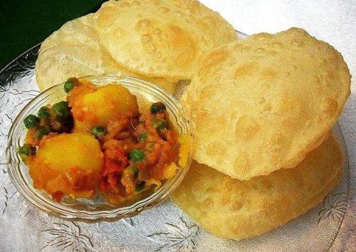 um prato com uma tigela de comida e algum pão em Hotel Sonar Tori em Gangtok