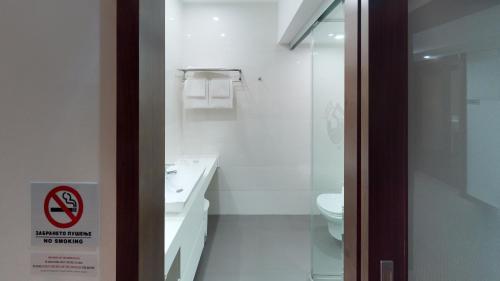 y baño con lavabo blanco y aseo. en Luxury Skopje Apartments Premium, en Skopje