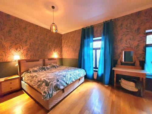 - une chambre avec un lit doté de rideaux bleus et d'une fenêtre dans l'établissement BIG House - BBQ - Free Parking, à Andenne