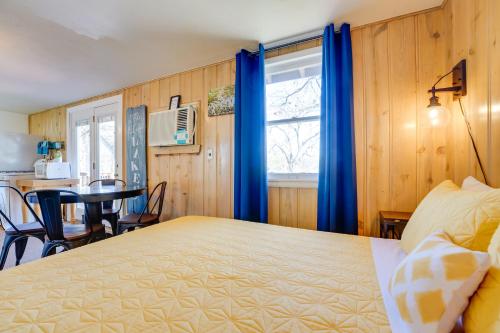 um quarto com uma cama grande, uma mesa e cadeiras em Lakeside Reeds Spring Home with Pool Access and Deck! em Reeds Spring