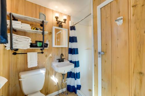 uma casa de banho com um WC e um lavatório em Lakeside Reeds Spring Home with Pool Access and Deck! em Reeds Spring