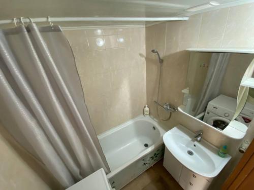bagno con vasca e lavandino di 4-х комнатная квартира в центра города Астана a Astana