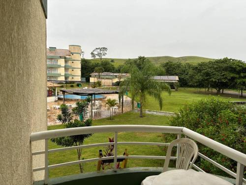 Elle comprend un balcon offrant une vue sur un parc. dans l'établissement Apartamento Village Aldeia das Águas, à Barra do Piraí