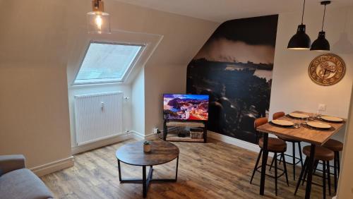 un salon avec une table et une salle à manger dans l'établissement D-DAY, à Bayeux