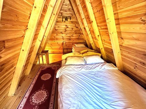 Ένα ή περισσότερα κρεβάτια σε δωμάτιο στο Tabiat Bungalows