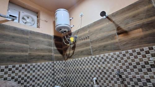 uma casa de banho com um chuveiro grande e um duche para pessoas com mobilidade condicionada. em Shree Balaji Paying Guest House em Varanasi