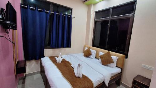 uma cama num quarto com uma grande janela em Shree Balaji Paying Guest House em Varanasi