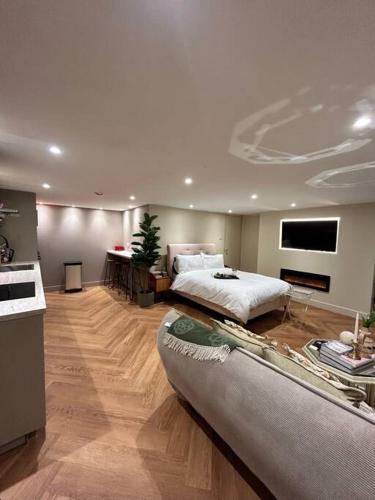 um quarto grande com uma cama e um sofá em The Basement em Brighton & Hove