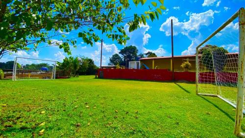 Taman di luar Chácara Roteiro do Vinho com Wi-Fi