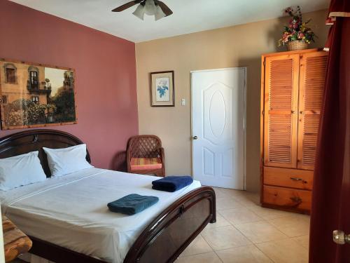 Carnbee Village的住宿－Papa B's Inn，一间卧室配有一张床,上面有两条毛巾