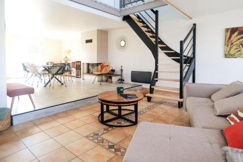 Posedenie v ubytovaní Superbe maison de vacances avec piscine chauffée et bain nordique - 8 pers