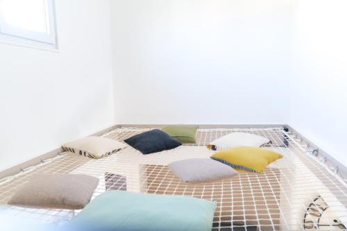 - un ensemble d'oreillers assis au-dessus d'un lit dans l'établissement Superbe maison de vacances avec piscine chauffée et bain nordique - 8 pers, à Les Sables-dʼOlonne