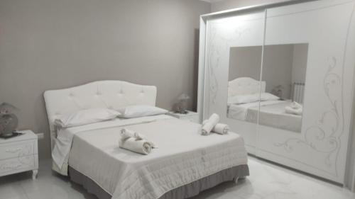 Un pat sau paturi într-o cameră la oplonti home