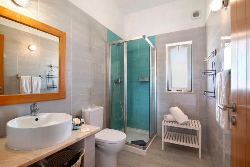 W łazience znajduje się umywalka, prysznic i toaleta. w obiekcie Quinta Tapada dos Machados w Alvor