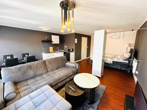 uma sala de estar com um sofá e uma mesa em Keli Apartments Zentrum Oldenburg em Oldenburg