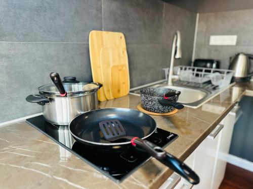 a frying pan sitting on top of a stove in a kitchen at Keli Apartments Zentrum Oldenburg in Oldenburg