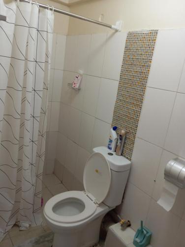 y baño con aseo y ducha. en Casa Gem, en Nairobi