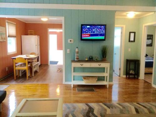 uma sala de estar com uma televisão de ecrã plano na parede em Cozy Quiet Gem Near Sheridan Beach em Michigan City