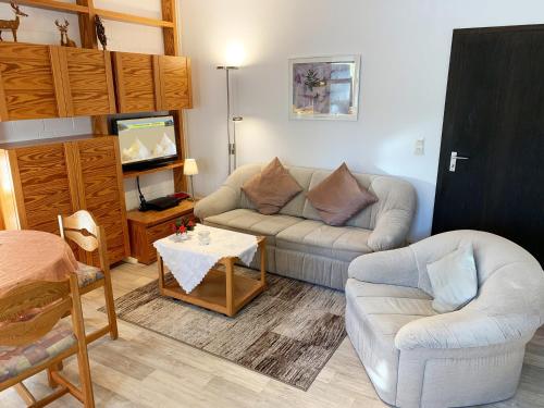 ein Wohnzimmer mit zwei Sofas und einem Fernseher in der Unterkunft 3-Sterne Komfortferienwohnung  Köhnke 6 - [#122261] in Goslar