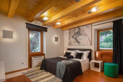 Katil atau katil-katil dalam bilik di Luxury Beachfront Villa Sea Palace with private pool, jacuzzi, sauna and gym right at the beach in Lokva Rogoznica - Omis
