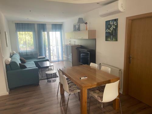 ein Wohnzimmer mit Esstisch und Couch in der Unterkunft Apartments Desire in Zaboric