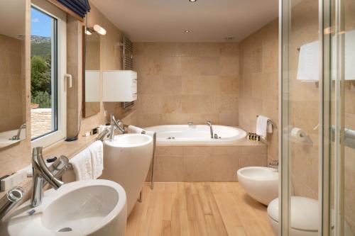 Vannituba majutusasutuses Luxury Beachfront Villa Castello Bol with private pool at the promenade Zlatni Rat at the beach in Bol - Brac