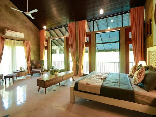 - une chambre avec un lit et un salon dans l'établissement Aramya, à Kitulgala
