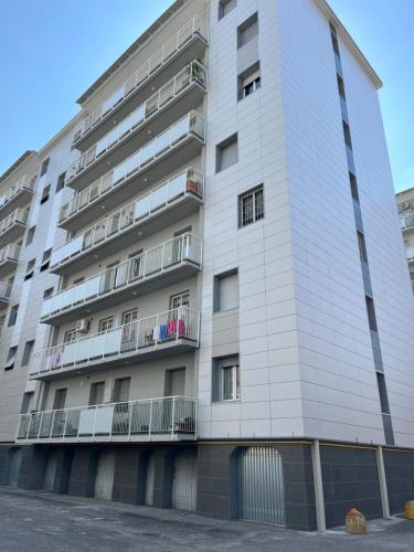 un edificio de apartamentos con balcones laterales en CASA SAM - Luminoso e accogliente trilocale, en Pioltello