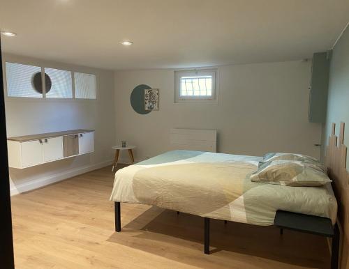 ein Schlafzimmer mit einem großen Bett in einem Zimmer in der Unterkunft La P'tite Loupiote in La Loupe