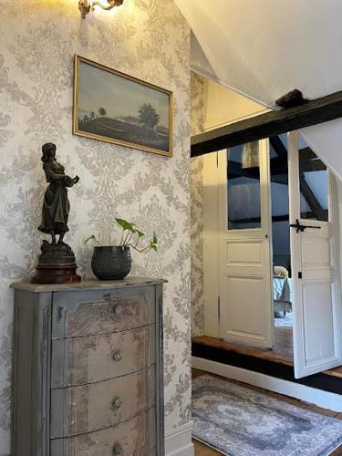 a room with a dresser and a painting on the wall at Chambres d'hôtes du château in Boulogne-sur-Mer