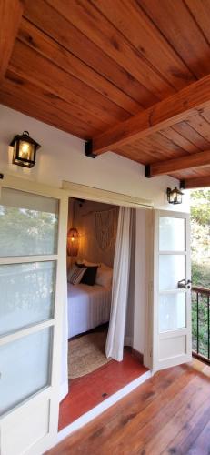 - une chambre avec un lit dans une pièce dotée d'une fenêtre dans l'établissement Terrambú, à La Paisanita