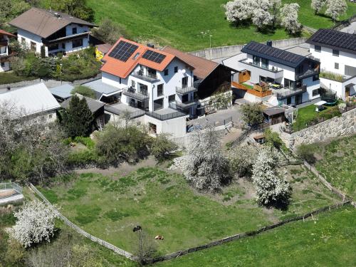 una vista aérea de una casa con patio en Apart Alpenzeit, en Arzl im Pitztal