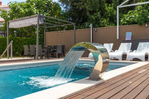 einen Brunnen in einem Pool in der Unterkunft Ferienhaus für 10 Personen in Pjescana Uvala, Istrien Istrische Riviera in Pješčana Uvala