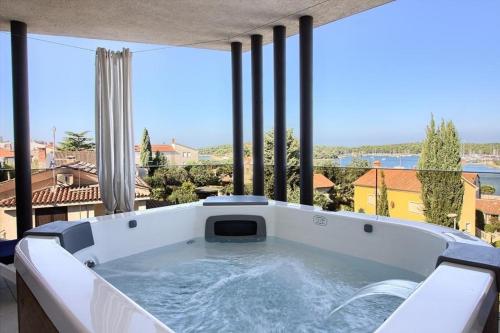 eine große Badewanne in einem Zimmer mit Aussicht in der Unterkunft Ferienhaus für 10 Personen in Pjescana Uvala, Istrien Istrische Riviera in Pješčana Uvala