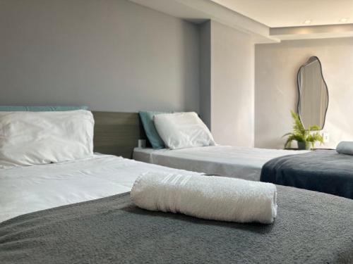 um quarto de hotel com duas camas com uma toalha na cama em Apartamento à Beira Mar em João Pessoa em João Pessoa