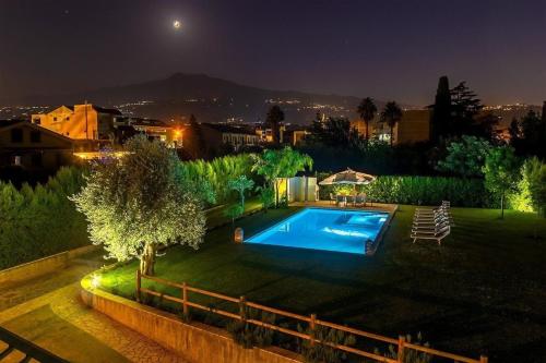 O vedere a piscinei de la sau din apropiere de Ferienhaus für 12 Personen in Fiuefreddo di Sicilia, Sizilien Ostküste von Sizilien