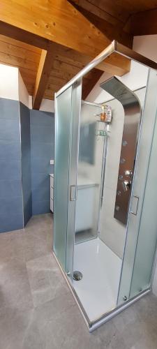 Una ducha de cristal en una habitación con techo en Casa di Anna, en Amendolara