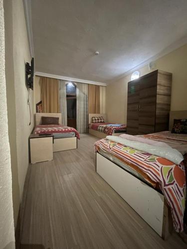una habitación de hotel con 2 camas en una habitación en Apaydın otel, en Büyükçakır