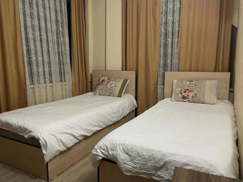 Büyükçakır的住宿－Apaydın otel，一间卧室配有两张带白色床单的床