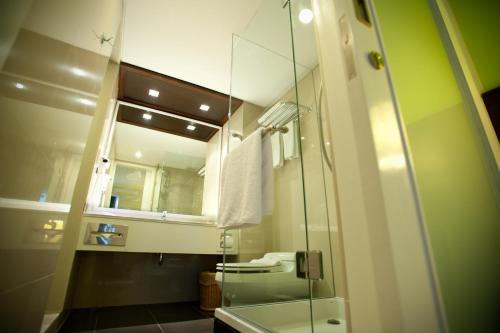Et badeværelse på Prime Plaza Hotel Sanur – Bali