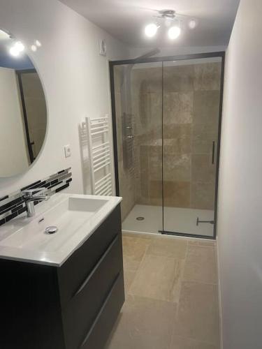 Bilik mandi di Le Catalpa, gite avec piscine et jacuzi privés