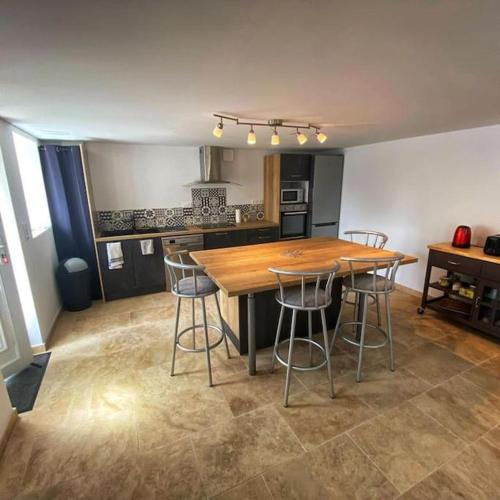 Dapur atau dapur kecil di Le Catalpa, gite avec piscine et jacuzi privés